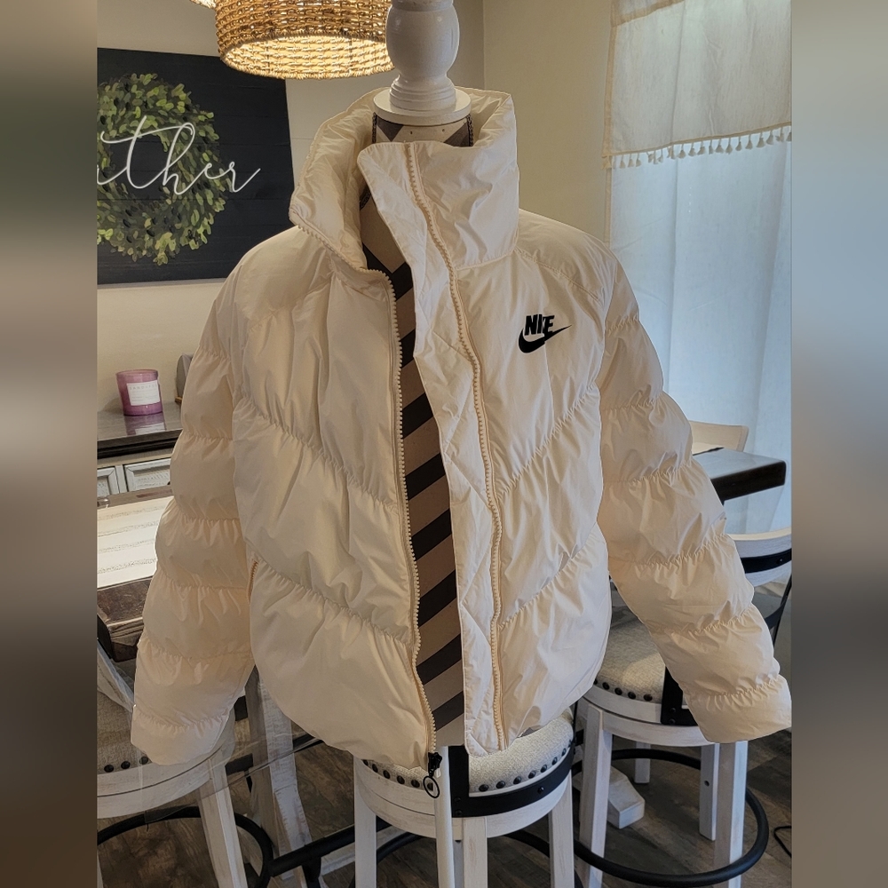 NIKE PUFFER JACKET SIZE SMALL LOOSE FIT CREAM COLOR